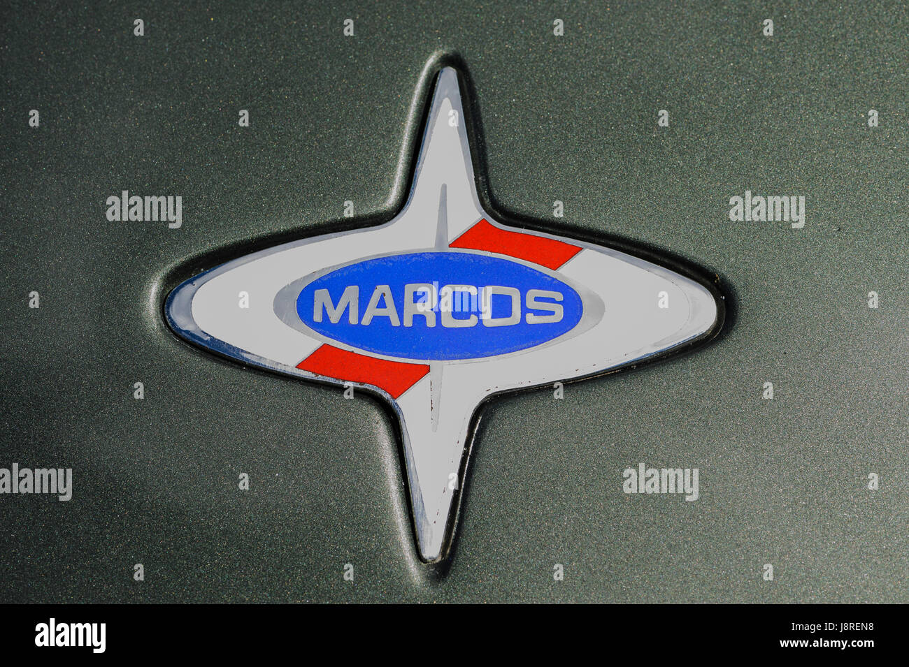 Marcos Abzeichen / Logo auf Motorhaube von einem Marcos 3000 GT Sportwagen. Stockfoto