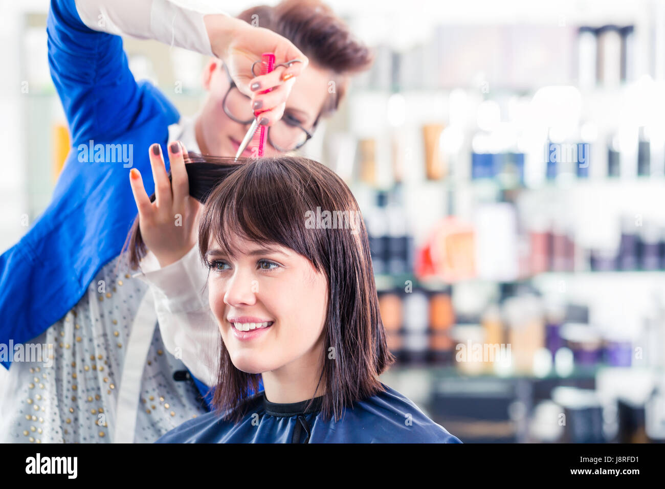 Friseur-Haare schneiden Frau im shop Stockfoto