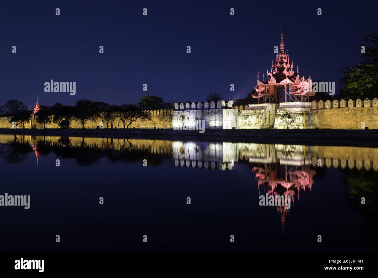 Zitadelle Wand, Bastion und Pyatthat (Turm) und Graben in den Königspalast Mandalay in Mandalay, Myanmar (Burma) in der Nacht beleuchtet. Stockfoto
