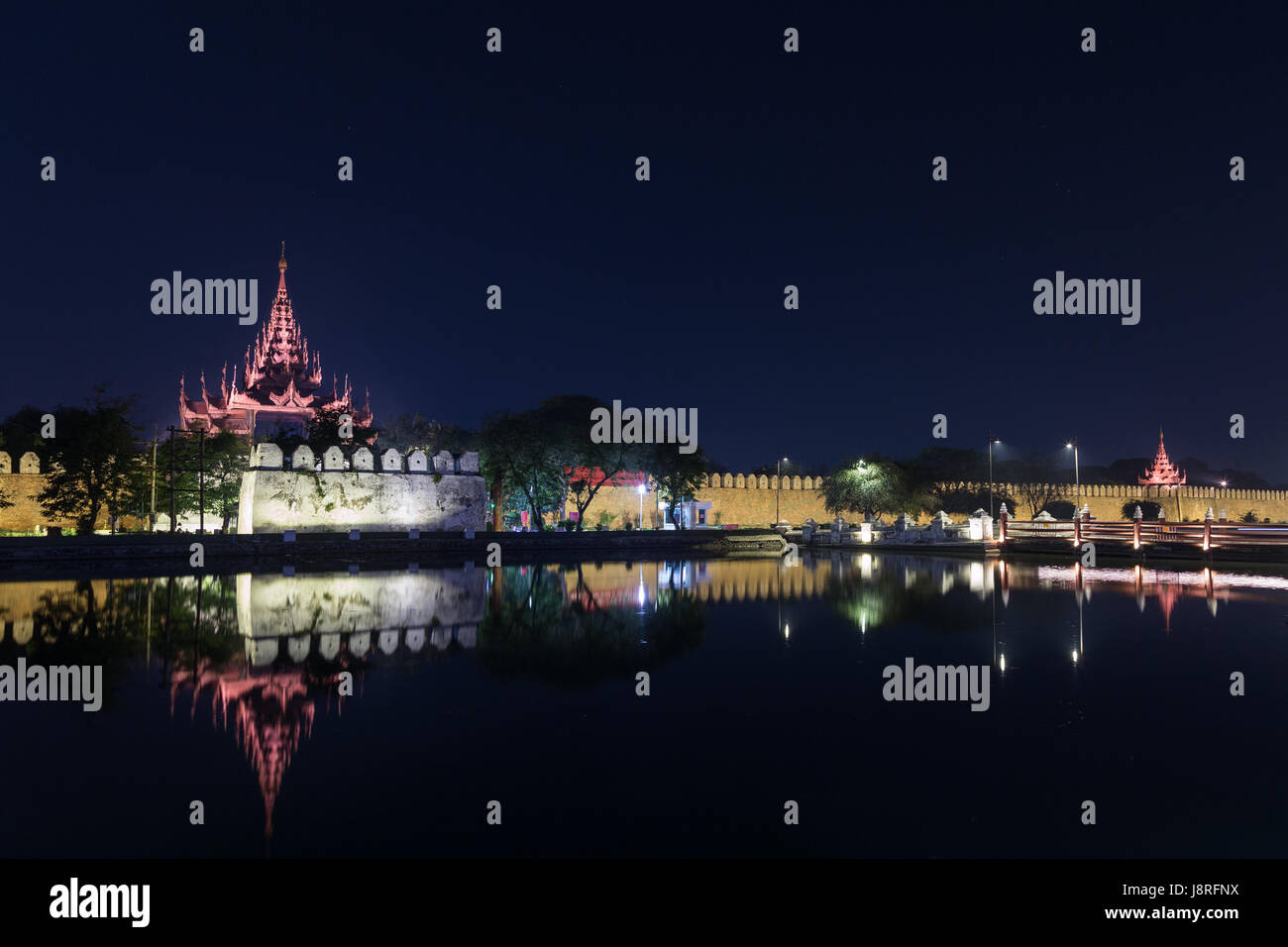 Zitadelle Wand, Bastion und Pyatthat (Turm) und Graben in den Königspalast Mandalay in Mandalay, Myanmar (Burma) in der Nacht beleuchtet. Kopieren Sie Raum. Stockfoto
