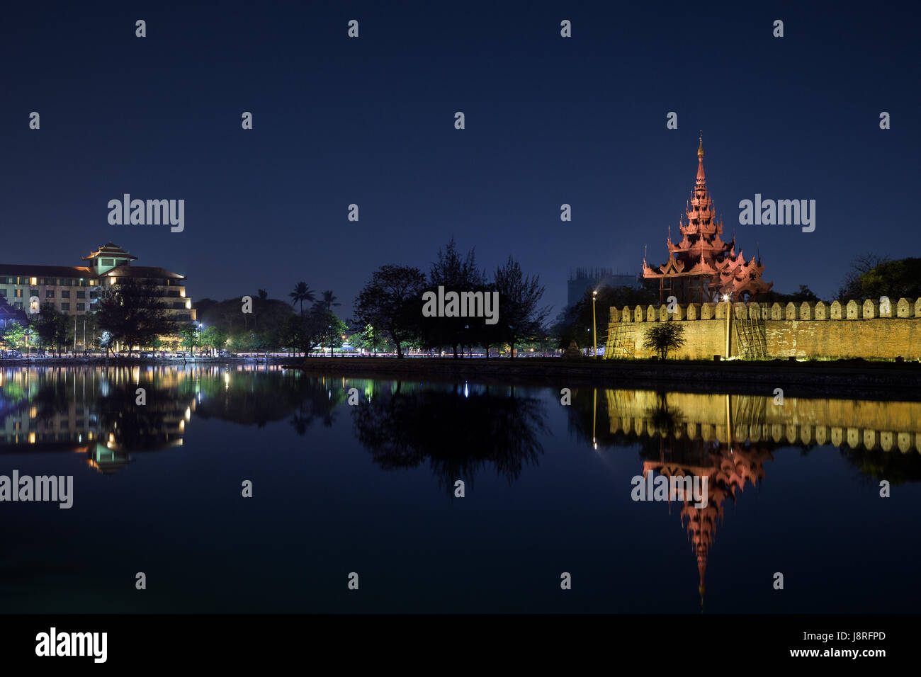 Stadt und beleuchtete Zitadelle-Wand, Bastion und Pyatthat (Turm) und Graben in den Königspalast Mandalay in Mandalay, Myanmar (Burma) in der Nacht. Kopieren Sie Raum. Stockfoto