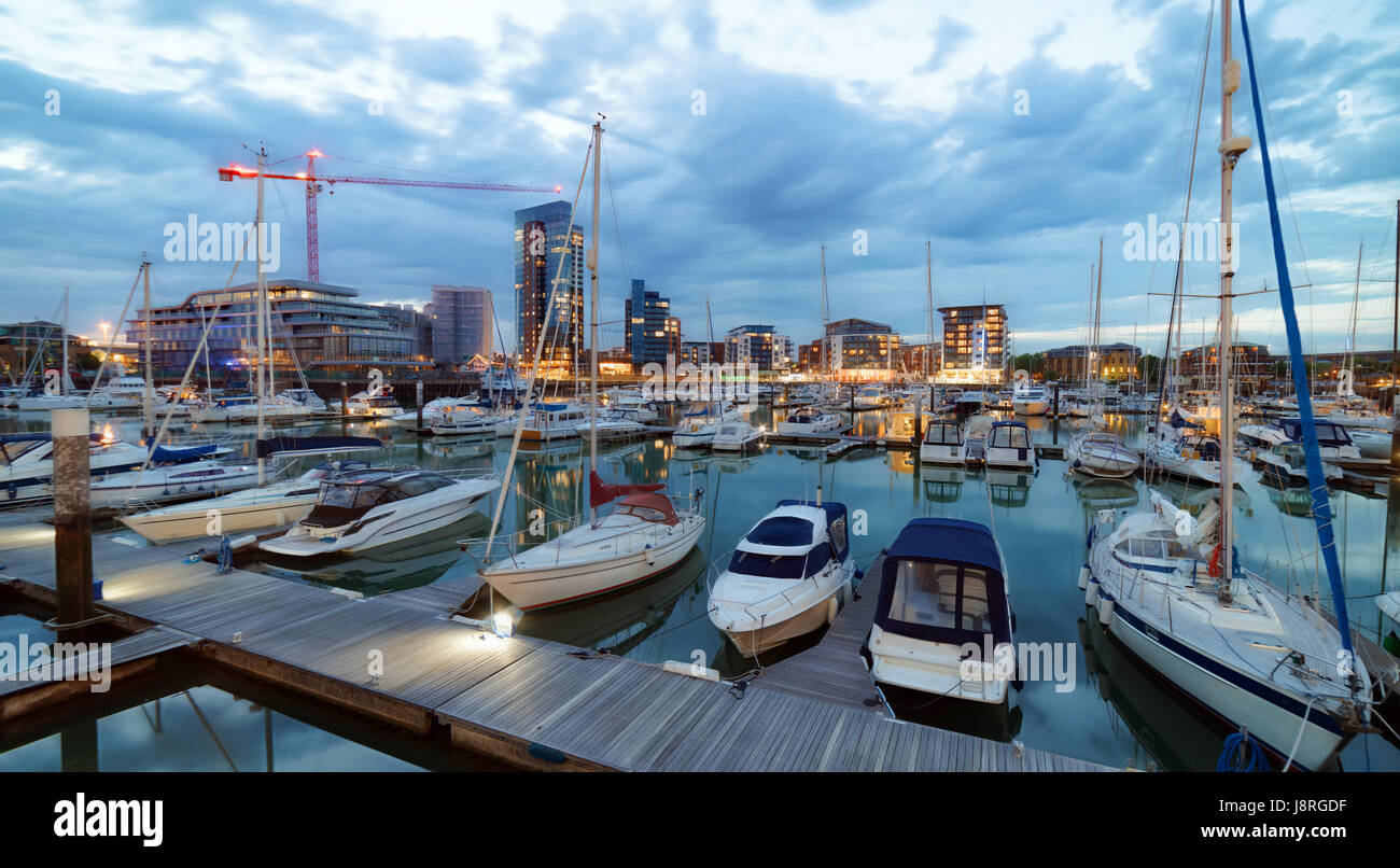 Luxus-Boote in Southamptons Ocean Village marina Stockfoto
