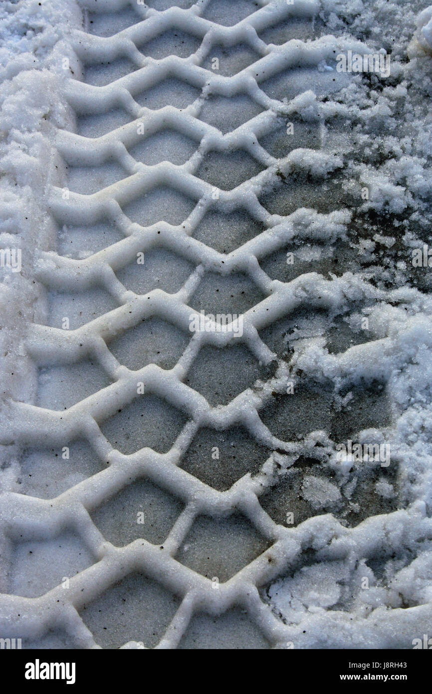 Reifenspuren im Schnee Stockfoto