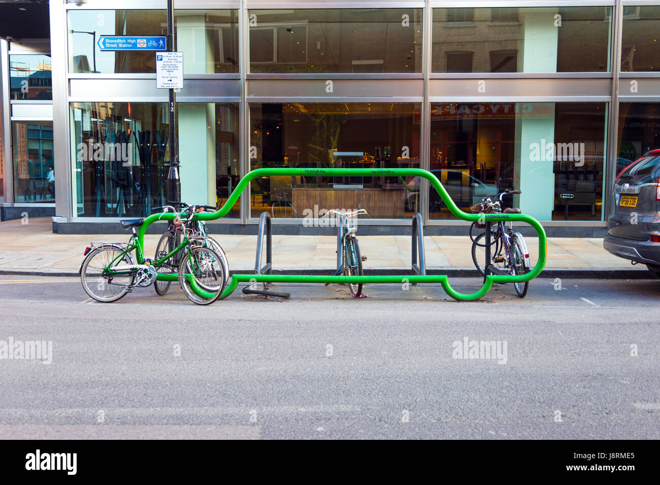 Metall Fahrradständer in der Form eines Autos in der Stadt, London, UK Stockfoto