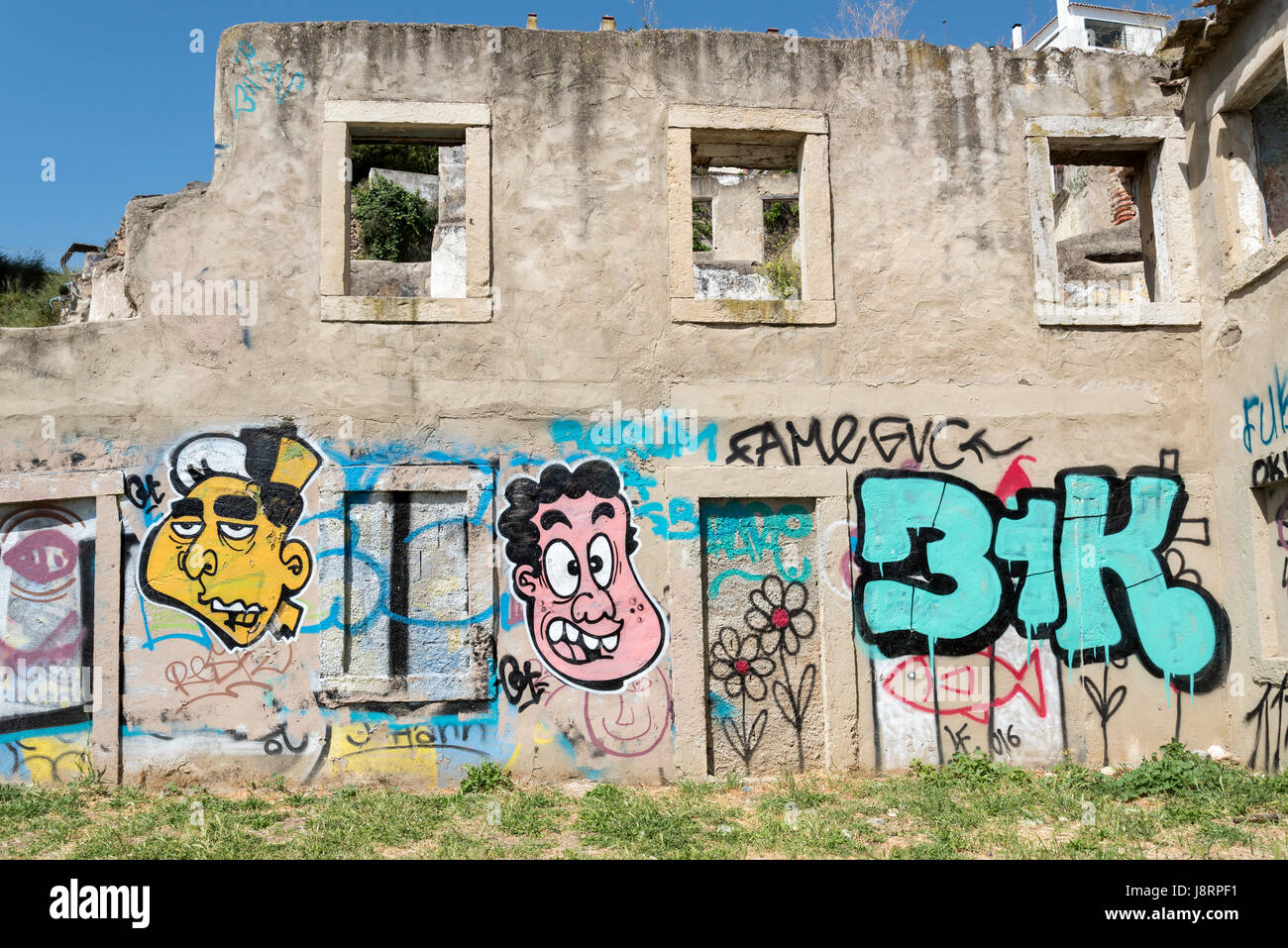 Graffiti-Kunst an Außenwänden von Sao Jorge Castle, Terrasse Dom Fradique, Lissabon, Portugal Stockfoto