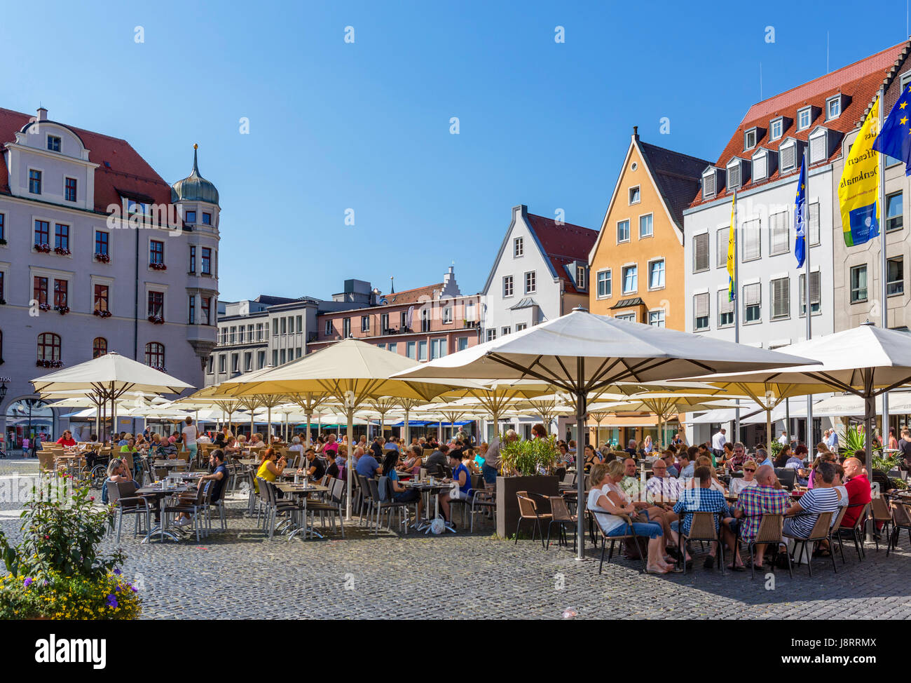 Straßencafé in Rathausplatz, Augsburg, Bayern, Deutschland Stockfoto
