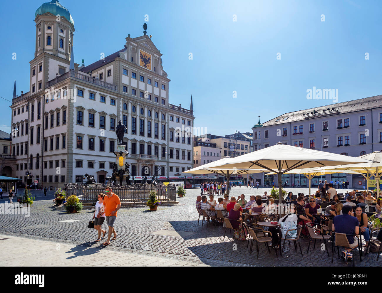 Straßencafé vor dem Rathaus (Rathaus), Rathausplatz, Augsburg, Bayern, Deutschland Stockfoto