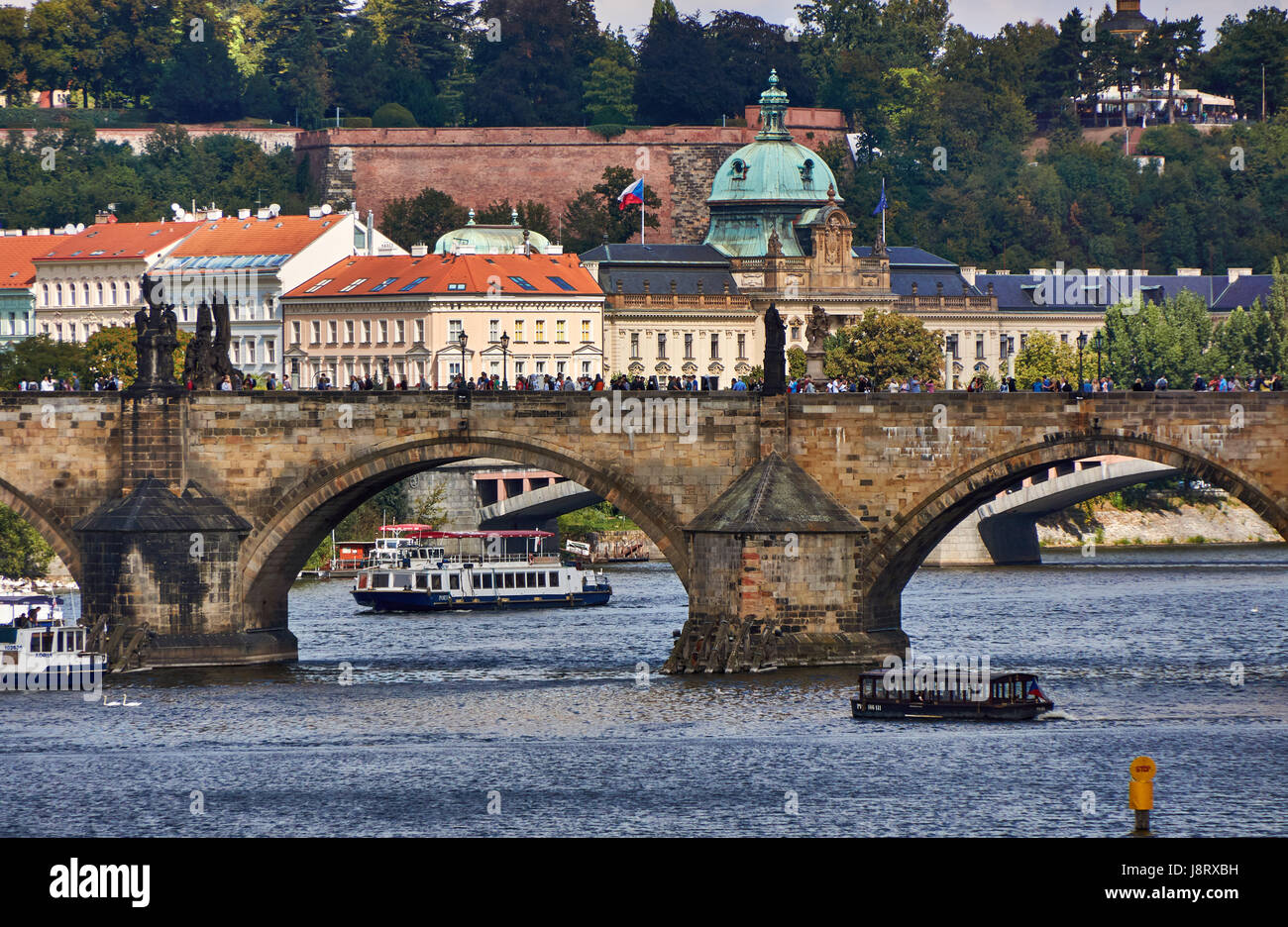 Blick auf die Karlsbrücke über die Moldau, Prag, Tschechien Stockfoto