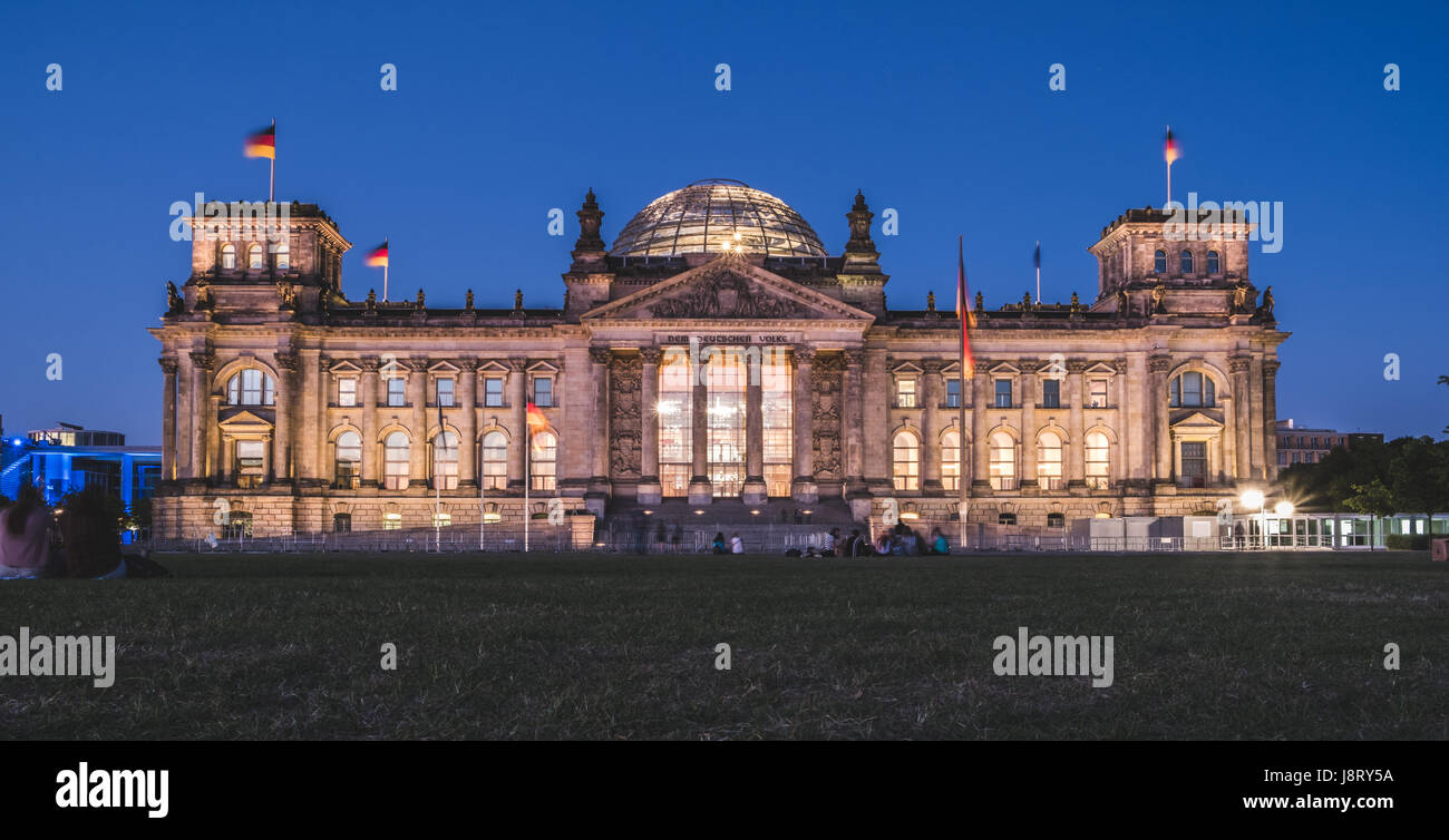 Berlin, Deutschland - 27. Mai 2017: das Reichstagsgebäude, Sitz des Deutschen Bundestages (Deutscher Bundestag), in der Nacht in Berlin, Deutschland. Stockfoto