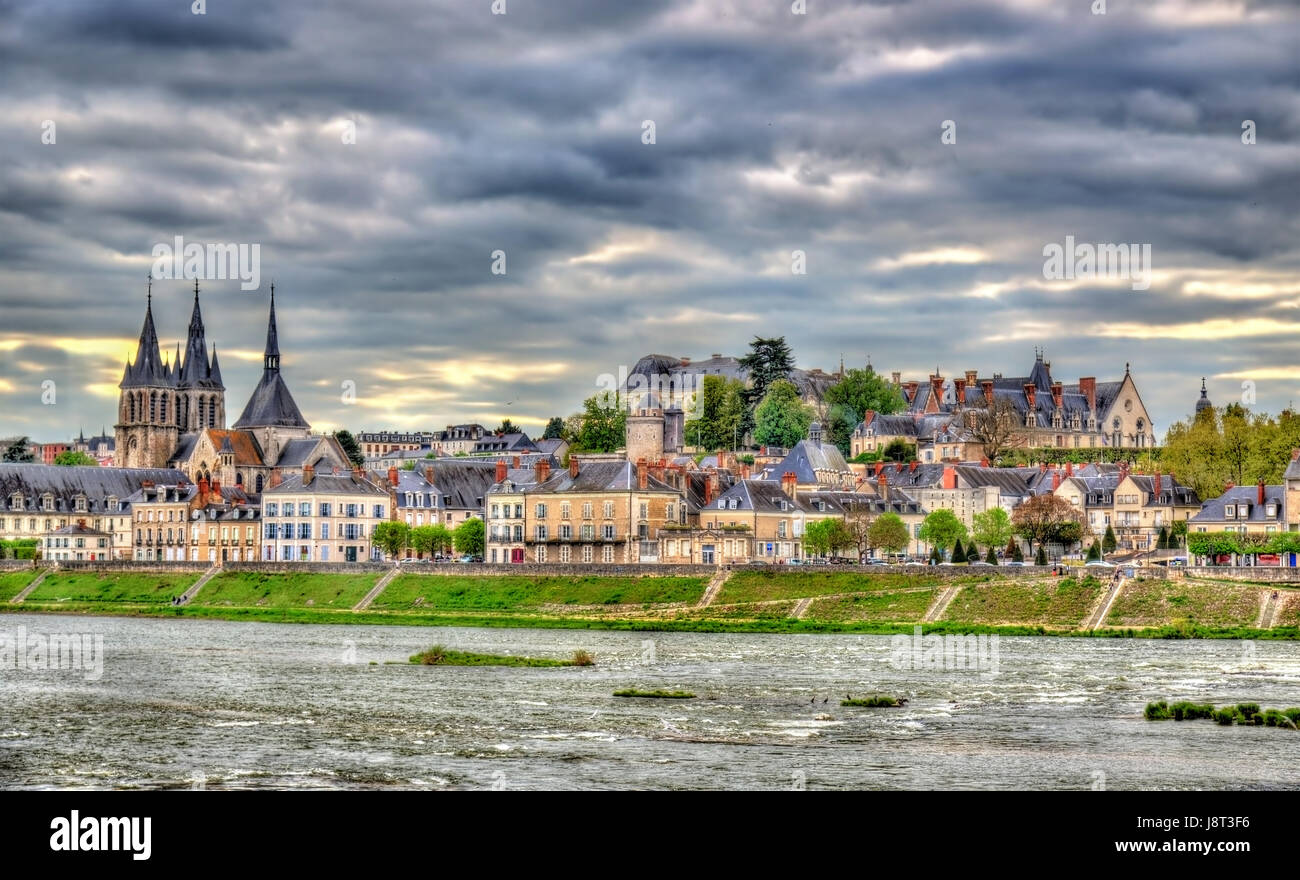 Blick auf die alte Stadt von Blois und der Loire - Frankreich Stockfoto