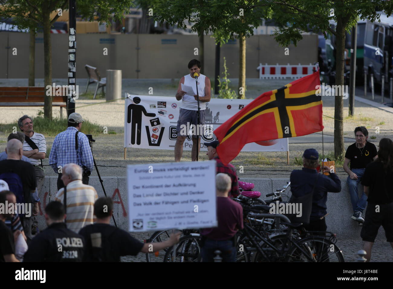 Berlin, Deutschland. 29. Mai 2017. Ein Wirmer-Flagge weht auf den Protest, während ein Demonstrant befasst sich mit die Gruppe. Eine Handvoll von rechtsextremen Demonstranten kamen zu ihrer wöchentlichen Kundgebung in Berlin, wo sie gegen Ausländer, Flüchtlinge und spezifisch gegen die deutschen Kirchen und ihre Pro-Flüchtlinge-Politik aussprach. Der Protest ist Teil der größeren PEGIDA-Bewegung, das trifft sich regelmäßig in verschiedenen deutschen Städten. Bildnachweis: Michael Debets/Pacific Press/Alamy Live-Nachrichten Stockfoto