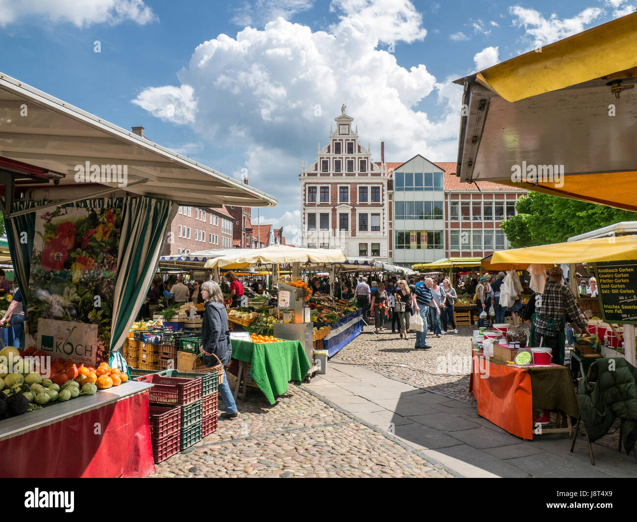 Wochenmarkt am Marktplatz in Lüneburg, Niedersachsen, Deutschland. Stockfoto