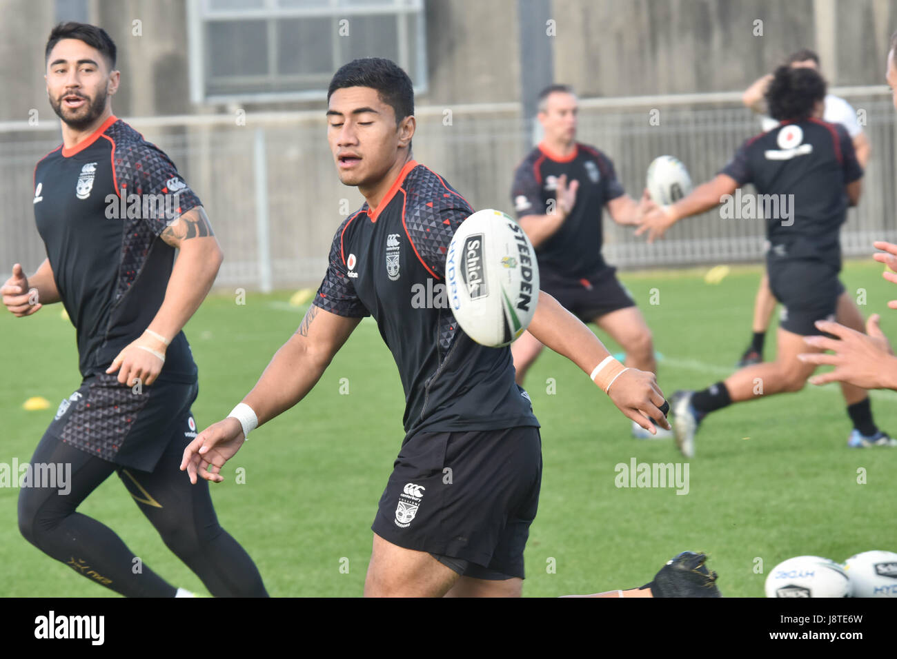 Auckland, Neuseeland. 30. Mai 2017. Shaun Johnson (L) und Albert Vete (R) der Krieger sind im Einsatz bei New Zealand NRL Warriors Training in Auckland, Neuseeland. (Foto: Shirley Kwok/Pacific Press) Bildnachweis: Pazifische Presse/Alamy Live-Nachrichten Stockfoto