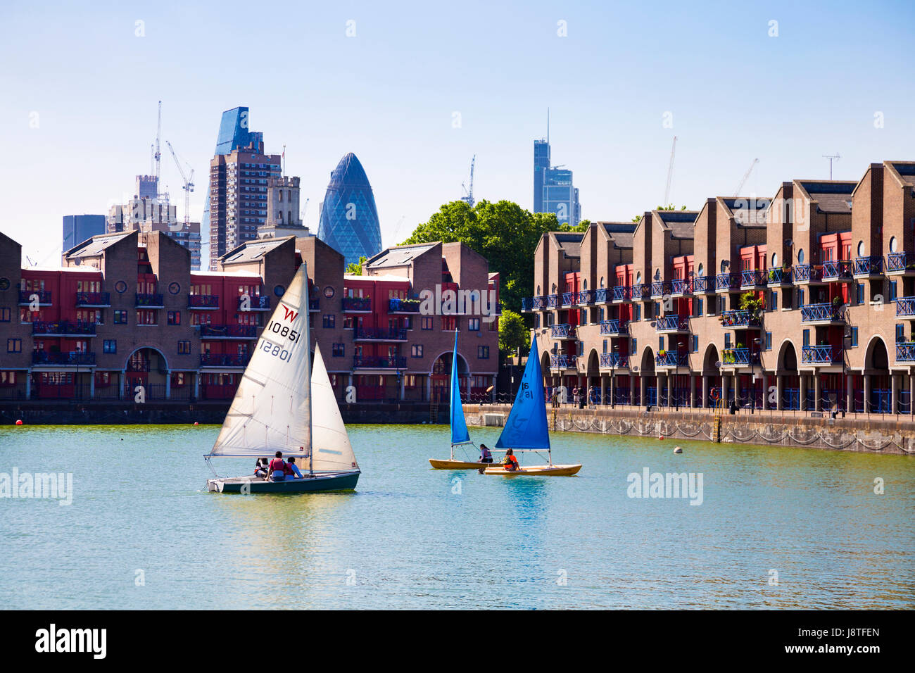 Menschen Segeln in Shadwell Basin an einem sonnigen Tag, London, UK Stockfoto