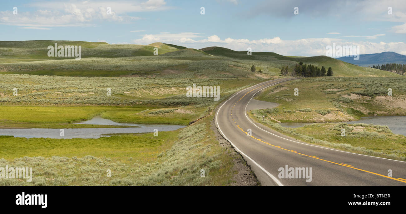Die Straße windet sich um die Biegung am Elch Geweih-Bach in Wyoming Stockfoto
