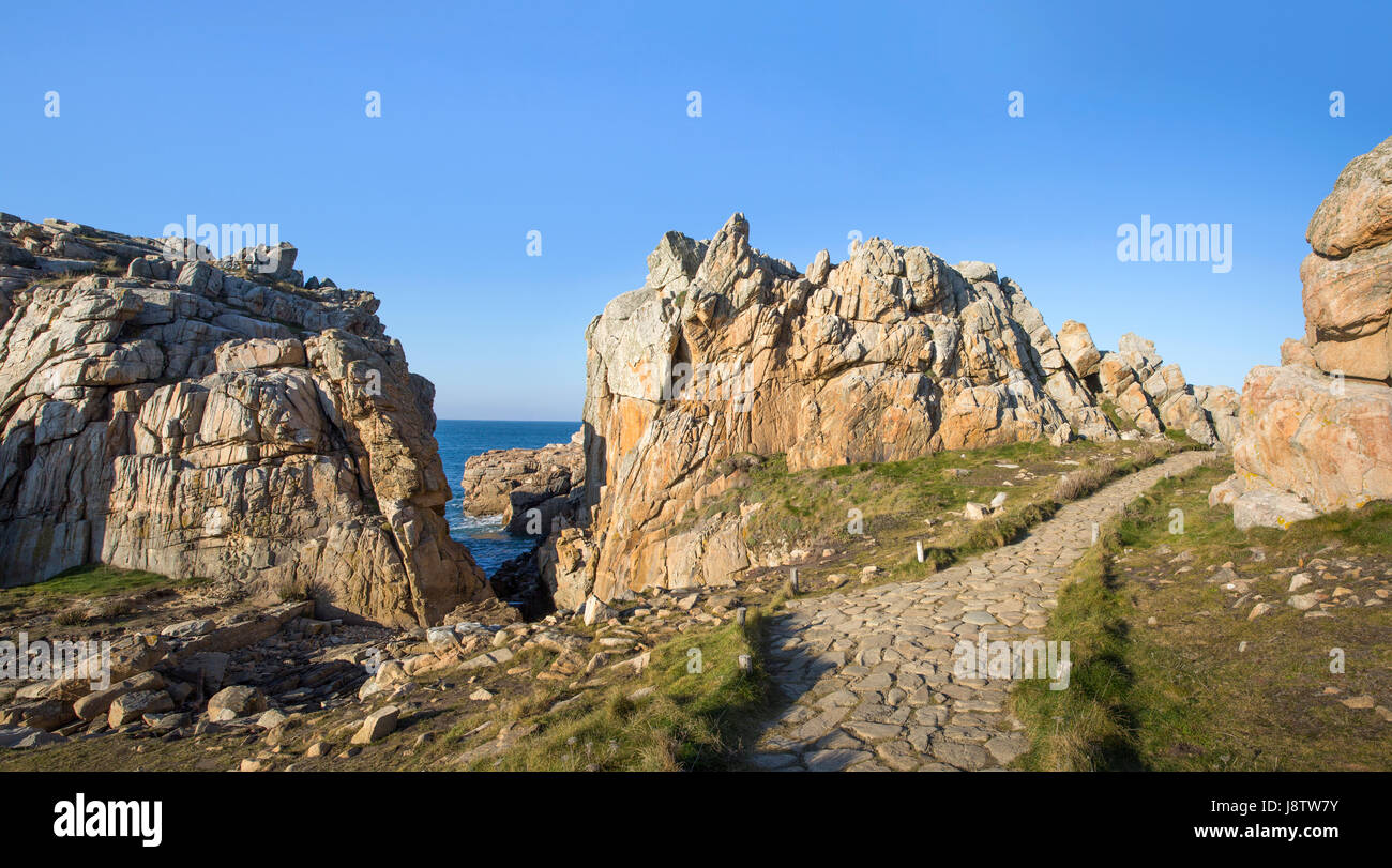 Pfad um Gouffre de Plougrescant in der nordwestlichen Bretagne, Frankreich Stockfoto