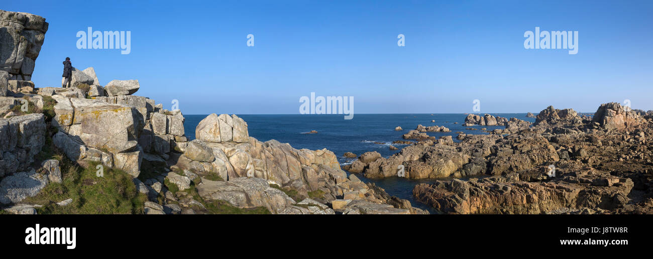 Panorama-Szene entlang der Nordwestküste der Halbinsel Plougrescant in Bretagne, Frankreich Stockfoto