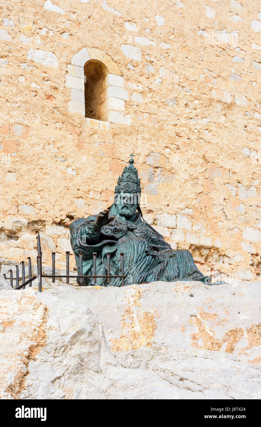 Bronzestatue des mittelalterlichen Papst Papa Luna vor Papa Luna Schloss, Peniscola, Spanien Stockfoto