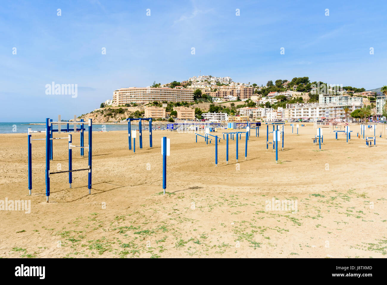 Sportgeräte auf Playa Sur, South Beach, Peniscola, Spanien Stockfoto