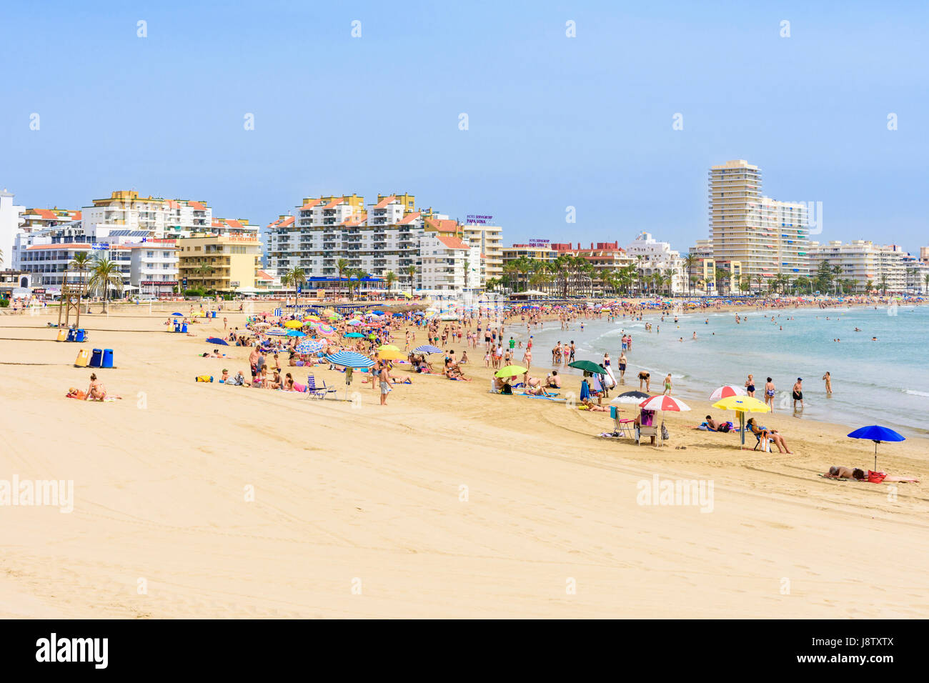 Überfüllten Strand-Szene auf dem beliebten weichen Sand der Playa Norte, Peniscola, Spanien Stockfoto