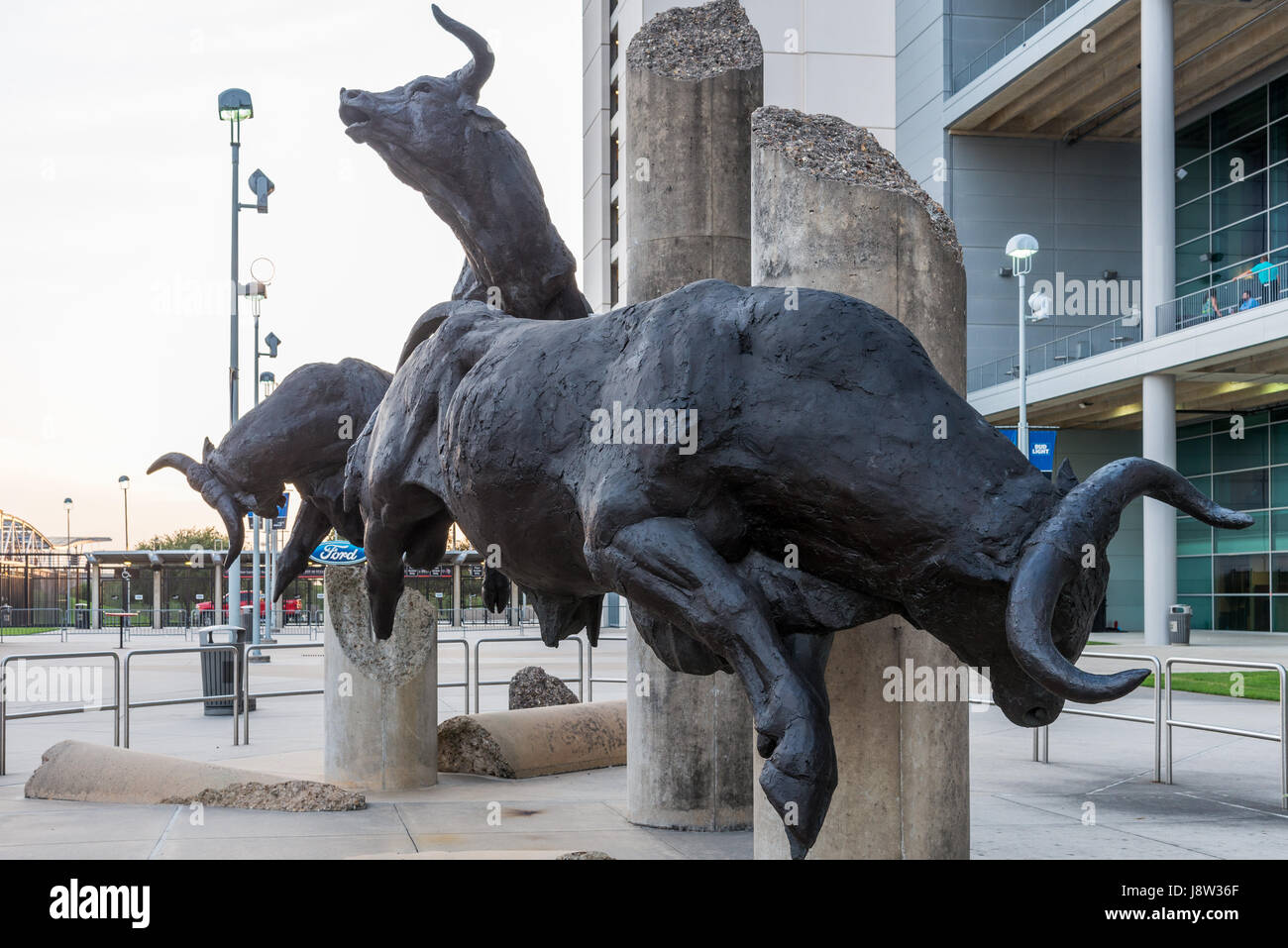 Die Bullen laufen Skulpturen vor dem NRG Stadion, Houston, Texas, USA. Stockfoto