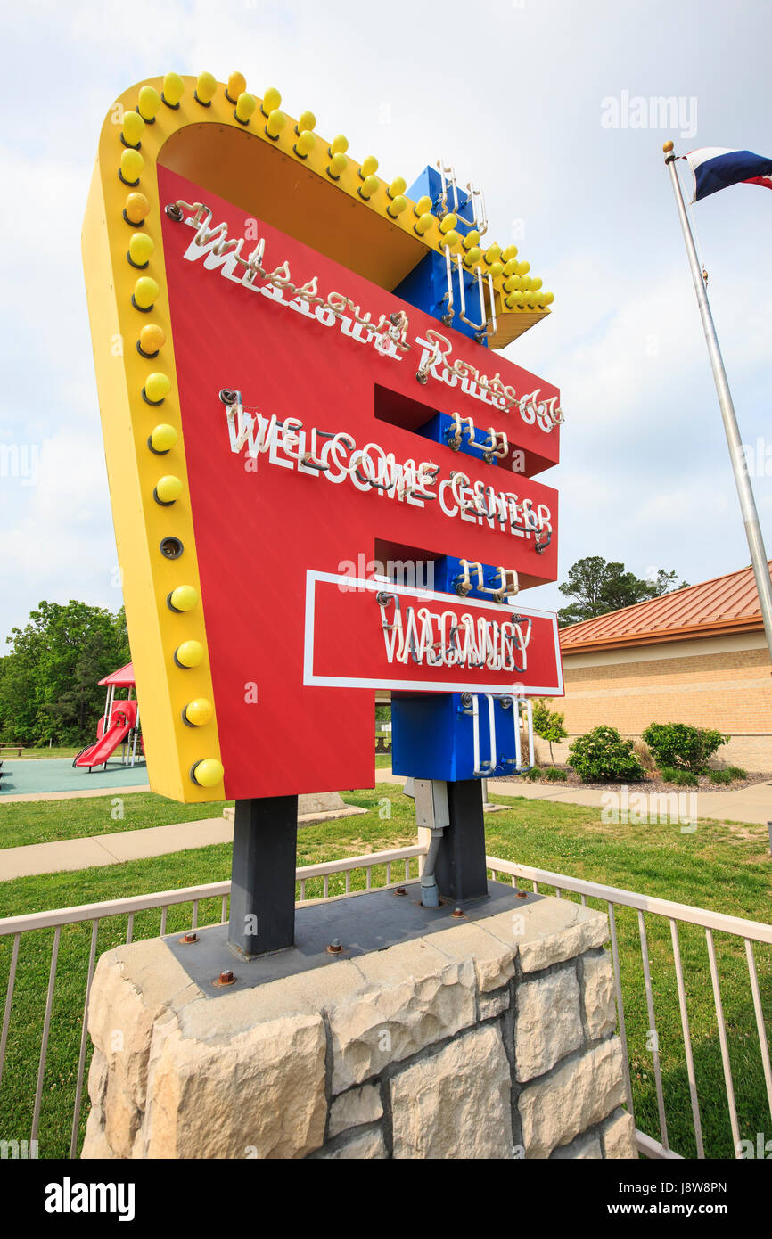 Melden Sie sich für eine Rast entlang I44 in Missouri, konzipiert als Nachbau des Motel Anzeichen entlang der historischen Route 66, in der Nähe von Conway, Missouri. Stockfoto
