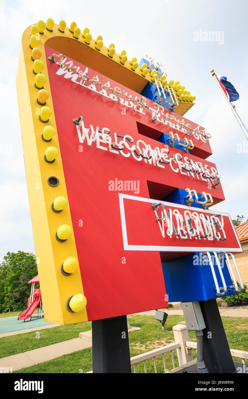 Melden Sie sich für eine Rast entlang I44 in Missouri, konzipiert als Nachbau des Motel Anzeichen entlang der historischen Route 66, in der Nähe von Conway, Missouri. Stockfoto