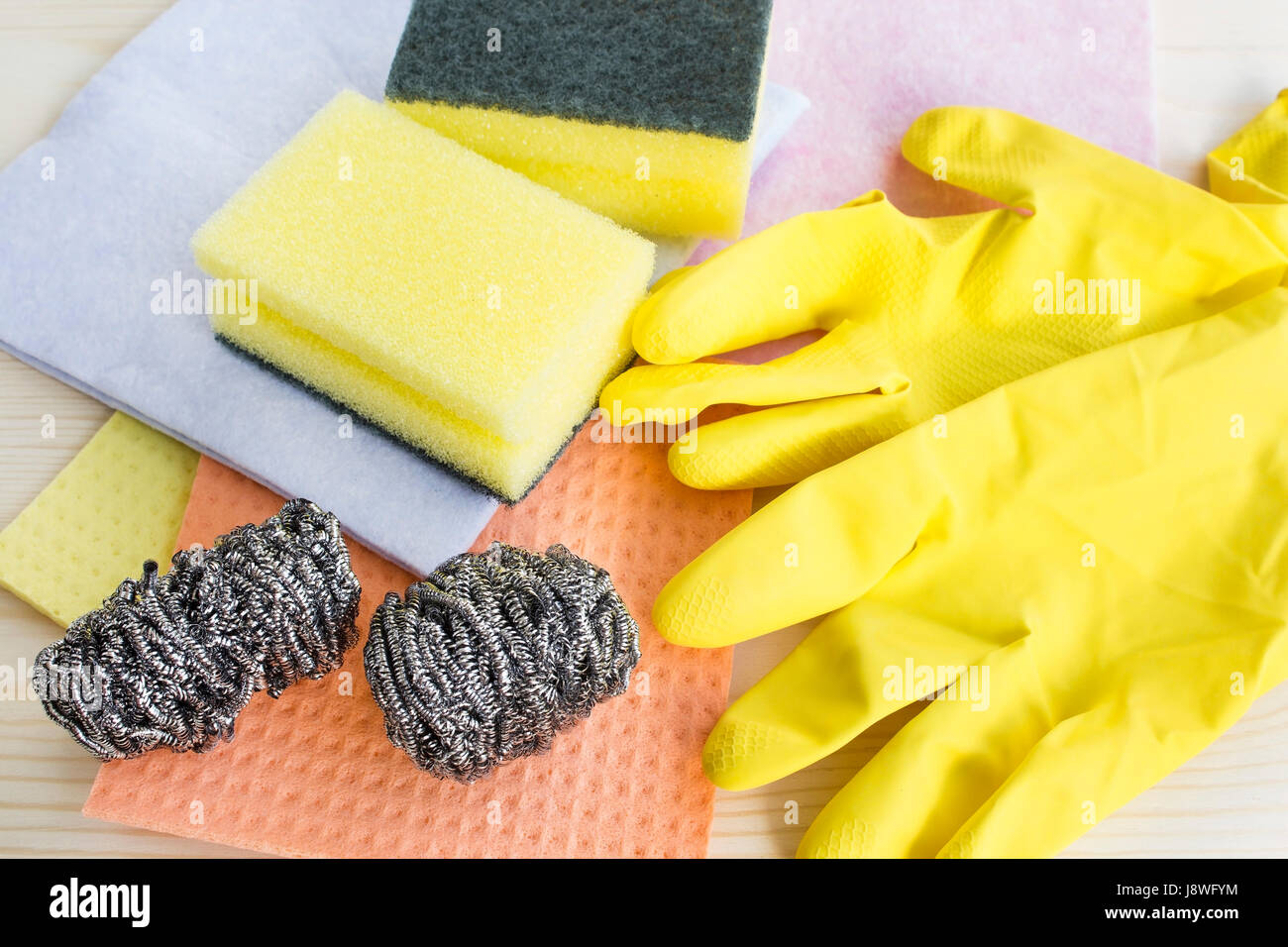 Reinigungsmitteln, Schwämme, Tücher, Handschuhe. Stockfoto
