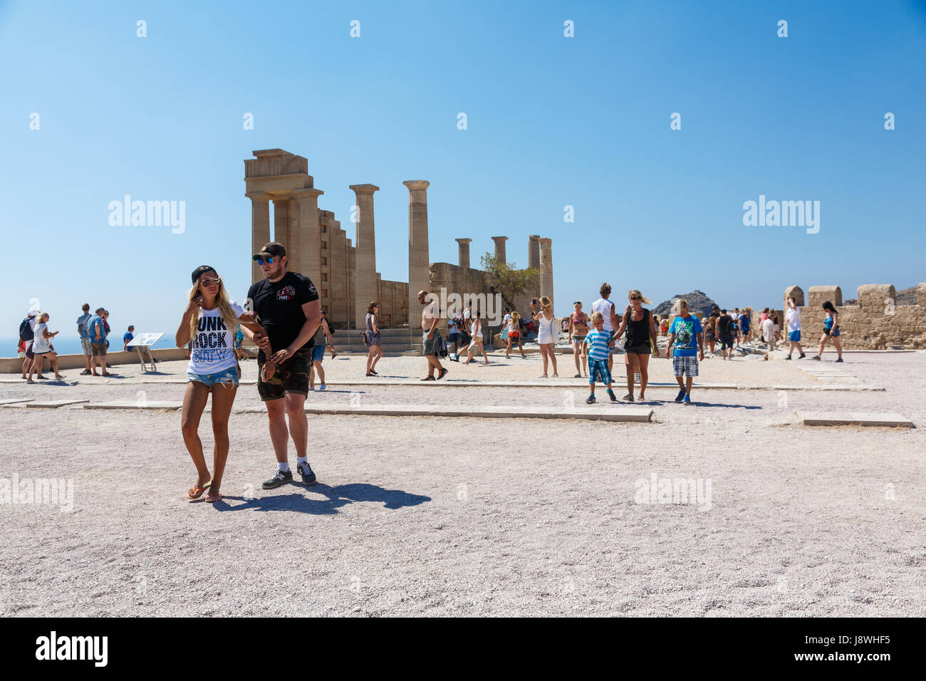 LINDOS, Rhodos, Griechenland - 3. September 2015: Menschen, die Besichtigung der Ruinen von einem dorischen Tempel der Athena Lindia auf der Akropolis von Lindos, Rhodos, G Stockfoto