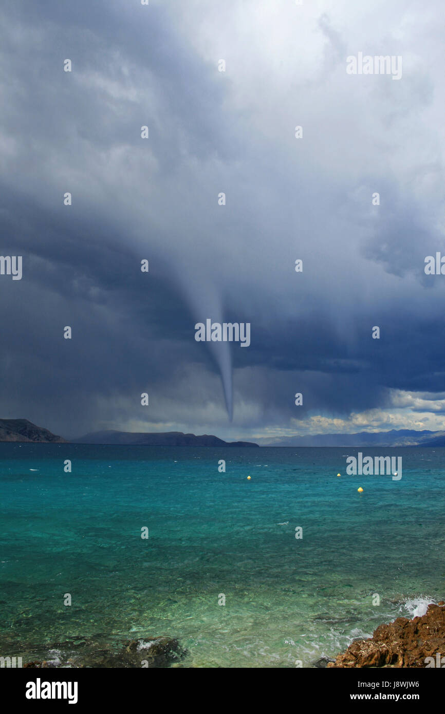 Tornado über Wasser Stockfoto