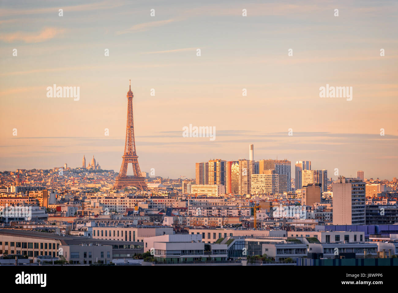 Malerische Luftaufnahme von Paris mit dem Eiffelturm bei Sonnenuntergang, Montmartre im Hintergrund, Frankreich und Europa Stadt Reisekonzept Stockfoto