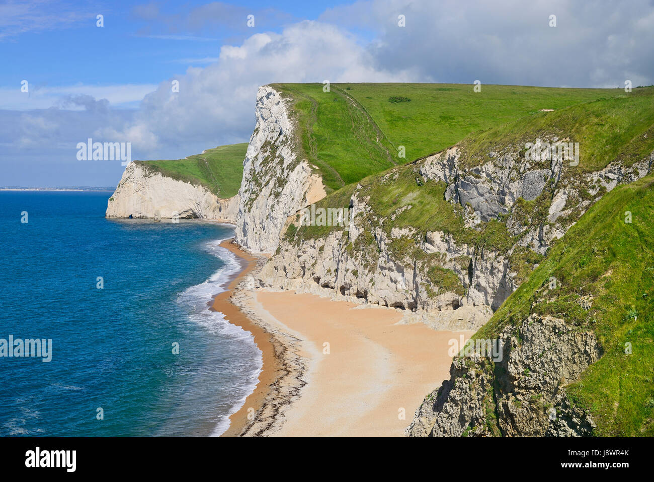 England, Dorset, Kalksteinfelsen, die neben Durdle Door. Stockfoto