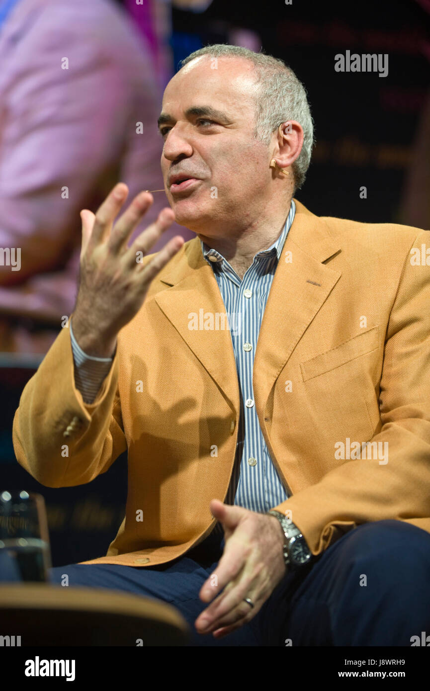Garry Kasparov russischer Schachspieler sprechen auf der Bühne Hay Festival 2017 Hay-on-Wye Powys Wales UK Stockfoto