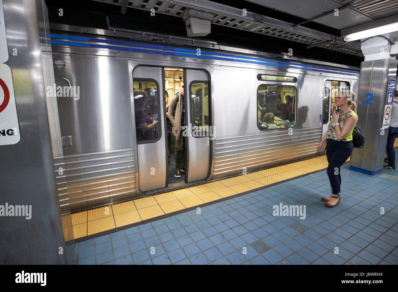 Trainieren Sie öffnende Türen an Septen 2nd Street u-Bahn Station Philadelphia USA Stockfoto