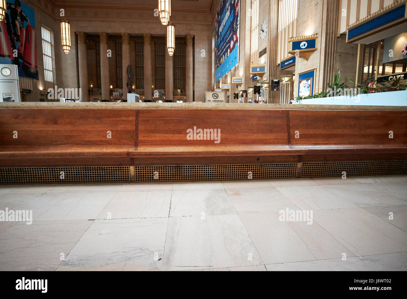 langen Holzbänken im wichtigsten Wartezimmer innen Septen 30th Street Bahnhof Philadelphia USA Stockfoto