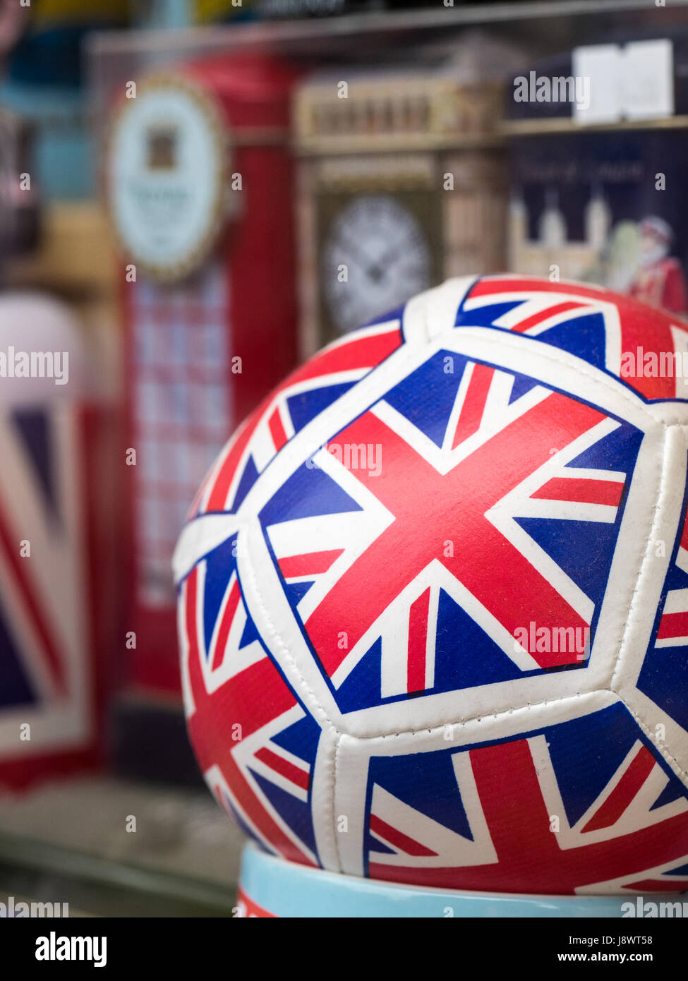 Britische Marken Geschenke locken Touristen in einem Geschäft in der Altstadt von Cambridge UK Stockfoto
