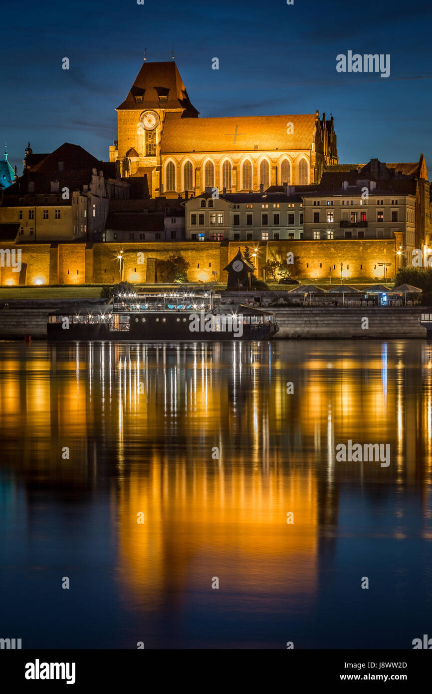 StJohn der Täufer und St. Johannes Evangelist Kathedrale spiegelt sich in der Weichsel am ruhigen Abend, Torun, Polen Stockfoto