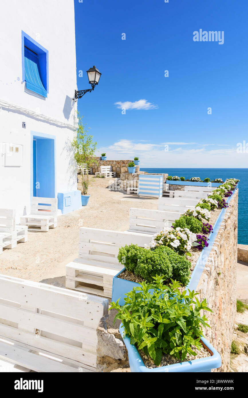 Panoramablick über die Balearische Meer aus einer Bar in Peniscola an der Costa del Azahar, Castellon, Spanien Stockfoto