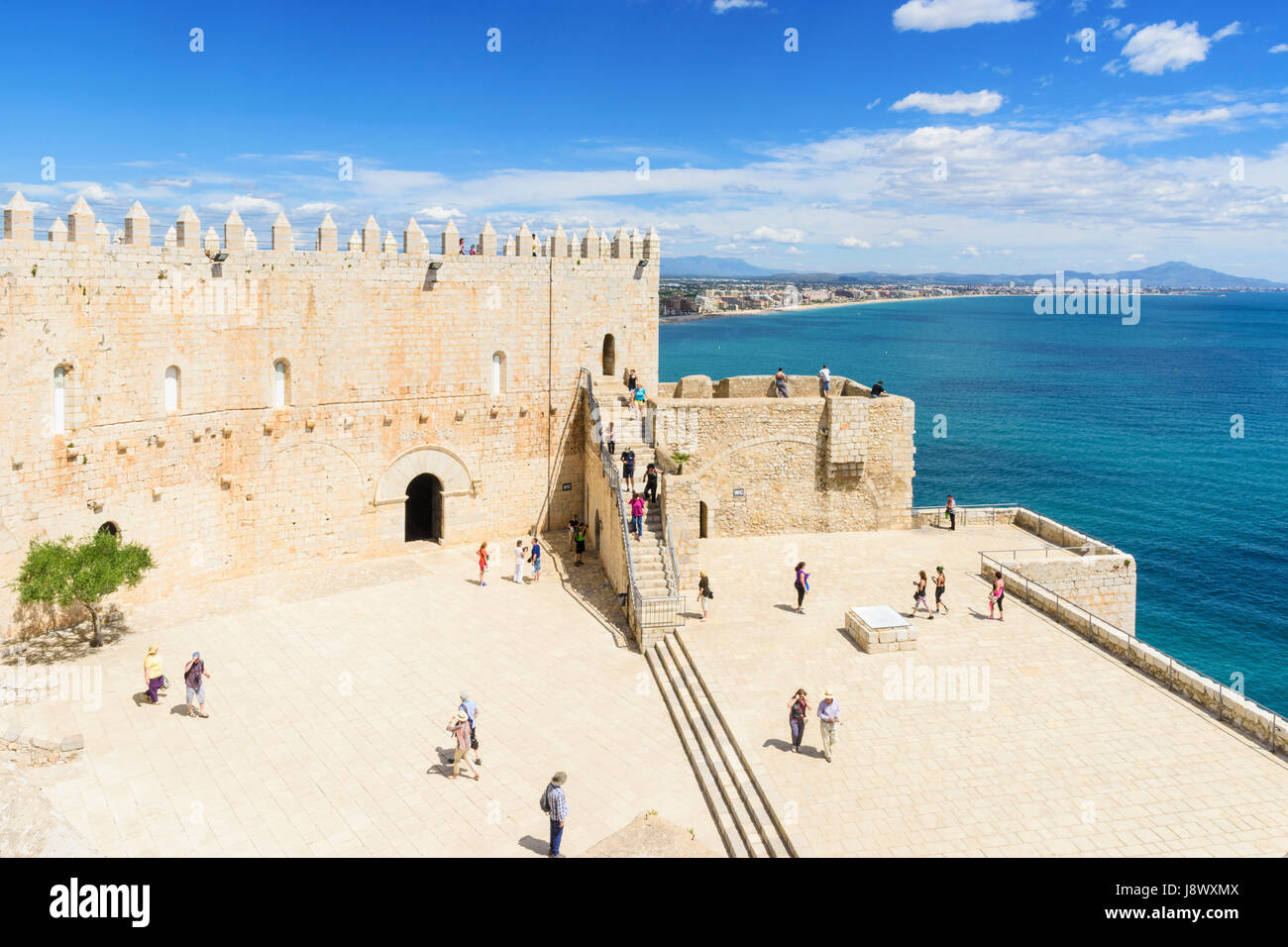 Touristen erkunden Papa Luna Schloss, Peniscola, Spanien Stockfoto