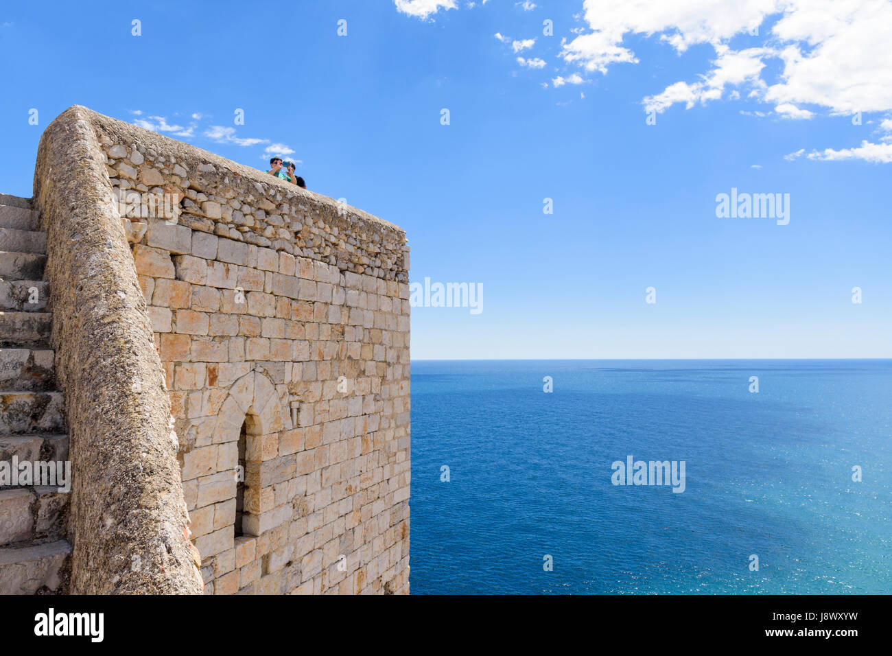 Touristen, die die Fotos von der Stadtmauer von Papa Luna Schloss, Peniscola, Spanien Stockfoto