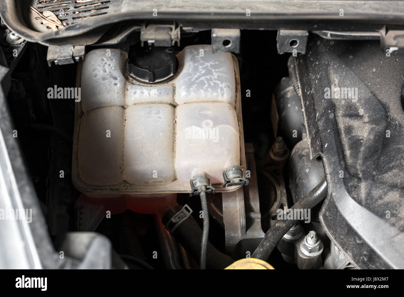 Bild von was das Auto unter der Motorhaube. Motor, Ausdehnungsgefäße für Öle und Flüssigkeiten Stockfoto