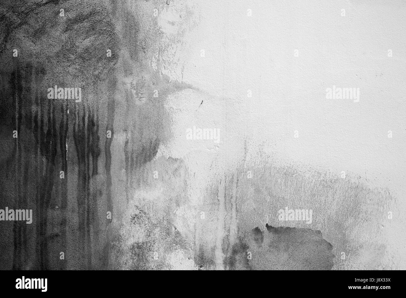 Alte weiße Betonwand mit dunklen Flecken, Grunge frontalen Hintergrundtextur Foto Stockfoto