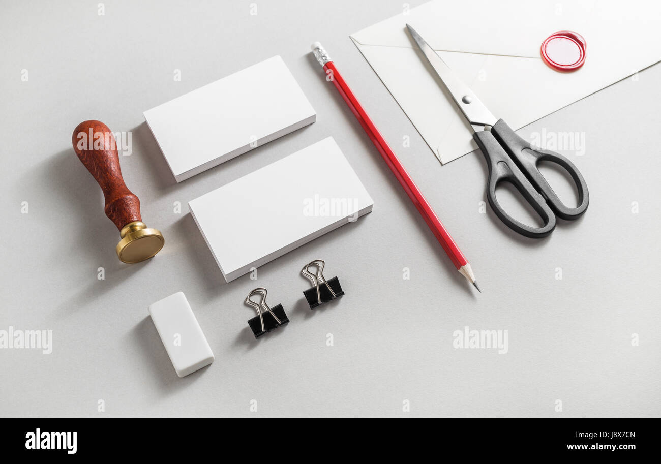 Leere branding Identität auf Papierhintergrund gesetzt. Unternehmensidentität Vorlage für Ihr Design platzieren. Für Designpräsentationen und Portfolios. Stockfoto