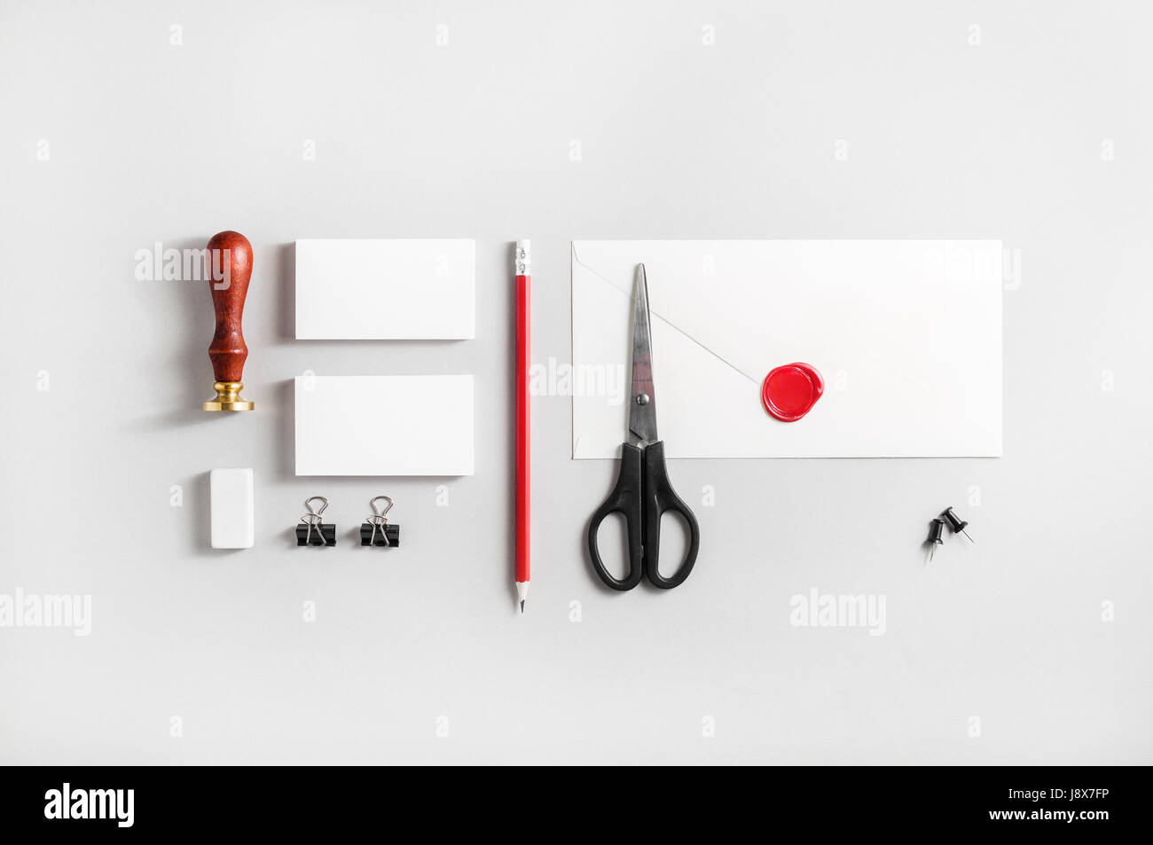 Foto von leeres Briefpapier auf Papierhintergrund gesetzt. Ansprechende Design-Mock-up für die Platzierung Ihrer Gestaltung. ID-Vorlage. Ansicht von oben. Stockfoto