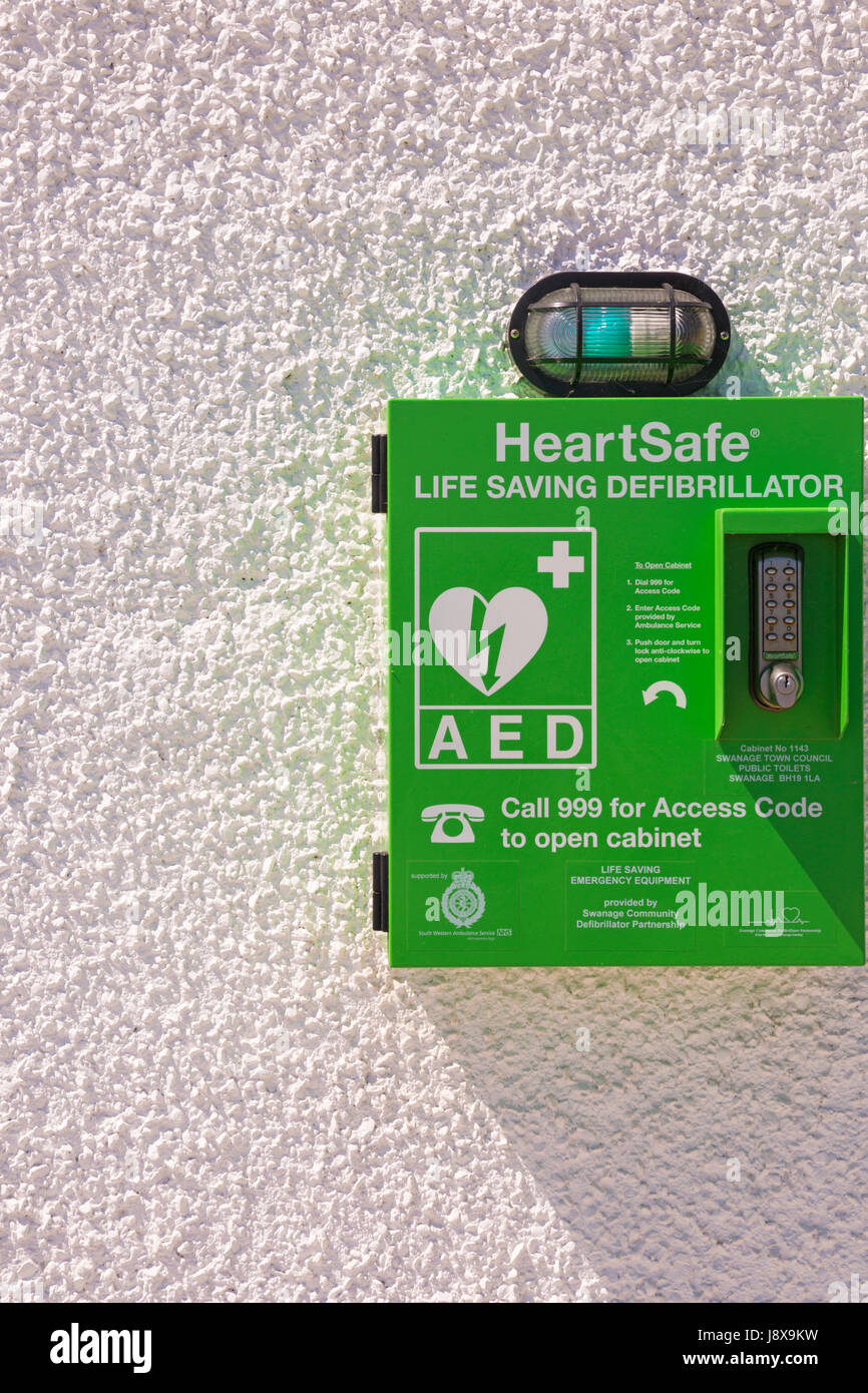 Lebensrettenden defibrillator Notfallausrüstung auf Wand in Swanage im Mai, von Swanage Gemeinschaft Defibrillator Partnership Stockfoto