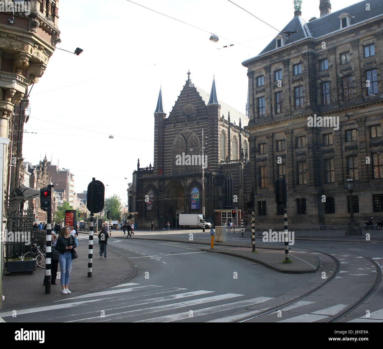 Exterieur des 15. Jahrhunderts Nieuwe Kerk (neue Kirche) in zentralen Amsterdam, Niederlande. Gesehen von Nieuwezijds Voorburgwal. Stockfoto