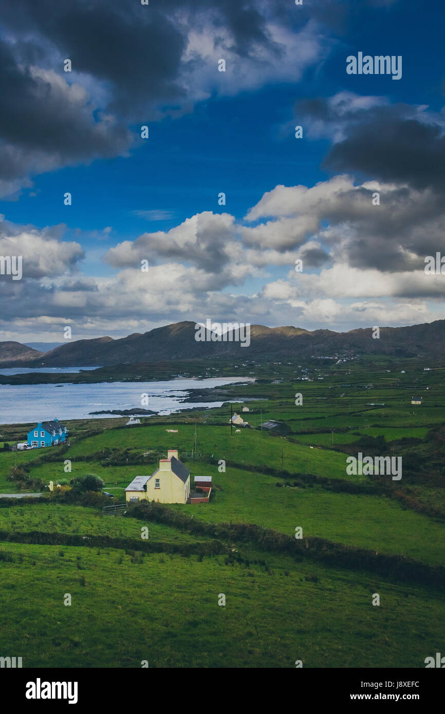 Blick über Allihies Dorf mit der Ballydonegan-Bucht. Stockfoto