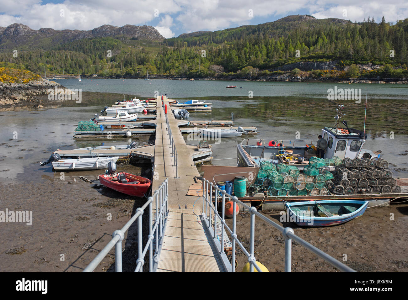 Die malerischen schottischen Westküste Meer Dorf von Plocton in Ross und Cromarty, sehr beliebt bei den Besuchern im Sommer Stockfoto