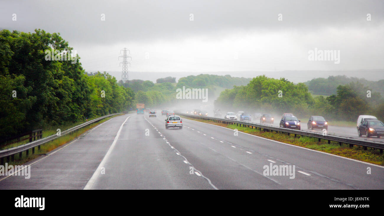 Da es schwer ist aussieht Dusche auf einer Autobahn und Straße Zustand ziemlich gefährlich. Stockfoto
