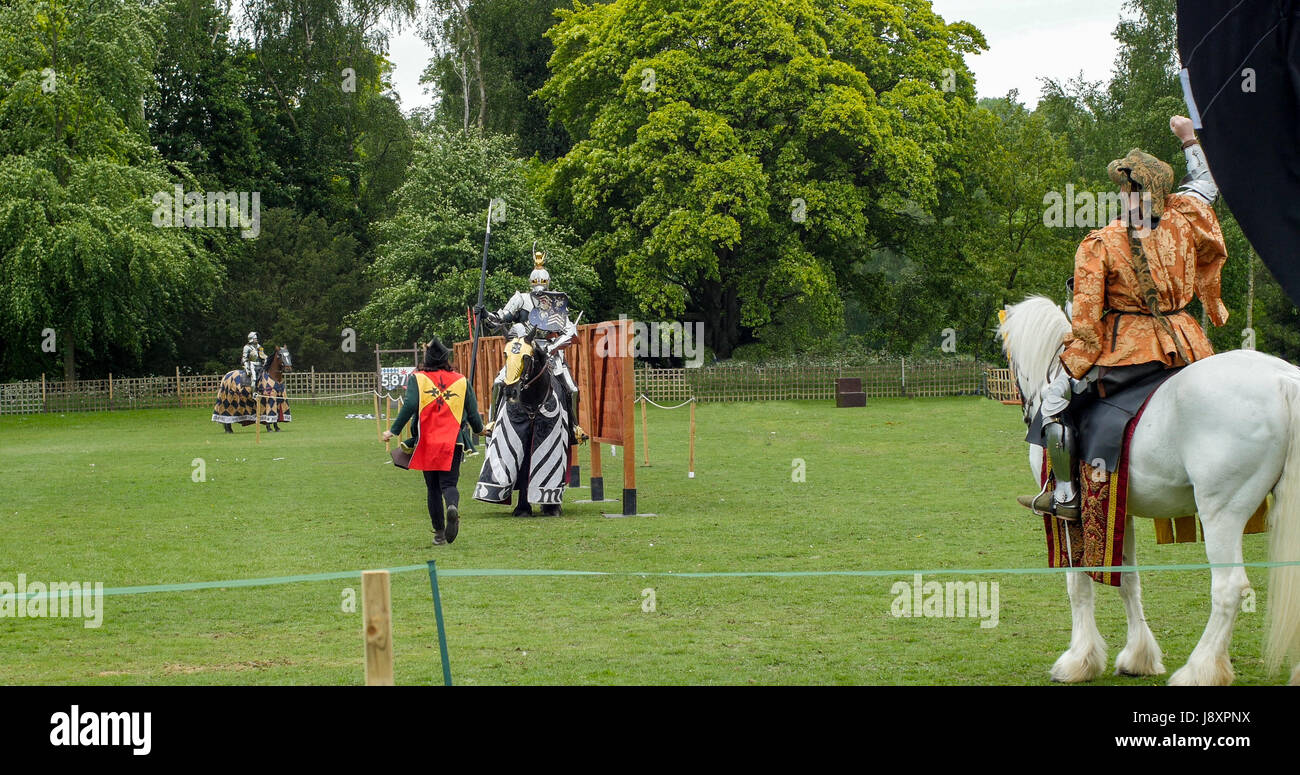 Blick auf eine mittelalterliche Ritter und Pferd in Rüstung und Kostüm bereit fo Ritterturniere Stockfoto